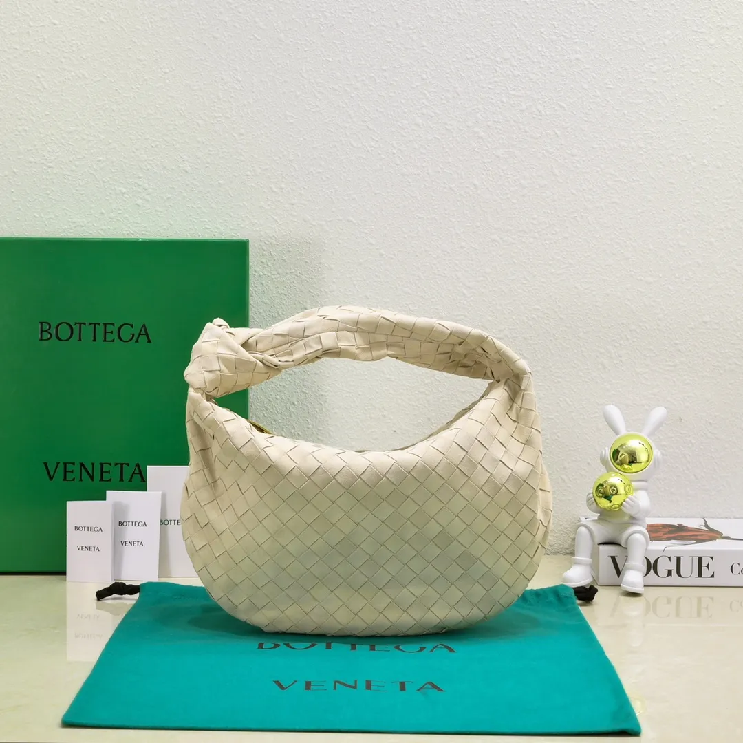 Batch 1460 JODIE Sheep Suede Medium size comes out of Huo~ It is much more practical than small size. The shape is still fashionable and good-looking. Made of classic Yangjin weaving. The iconic weaving has always been the most proud design of BV. The soft shape is super suitable for concave shape~ Not only the size has been changed, the quality details are also more refined. The version is more round and Q. The medium size has more styles. It is not only practical and can hold everything, but also can carry Jodie's fashionable concave shape. It’s really both practical and fashionable. It’s awesome! Size: 36x21x13, model: 6697# frosted leather
